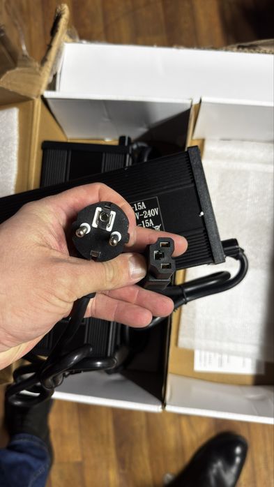 Потужний зарядний пристрій 72V–84V 15A з регулятором та LED-дисплеєм