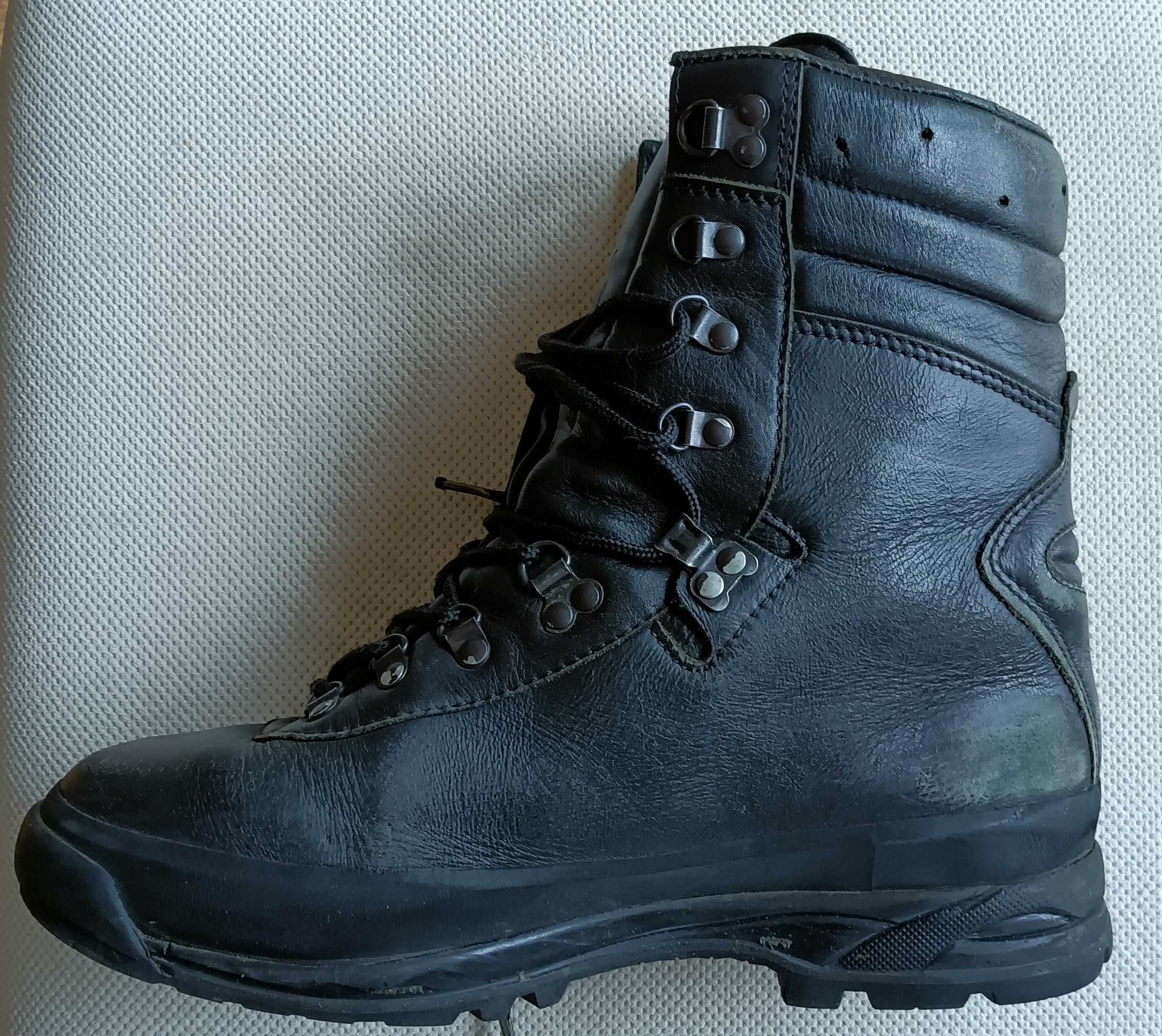 Buty wojskowe z podeszwą Vibram. Rozmiar - 27..