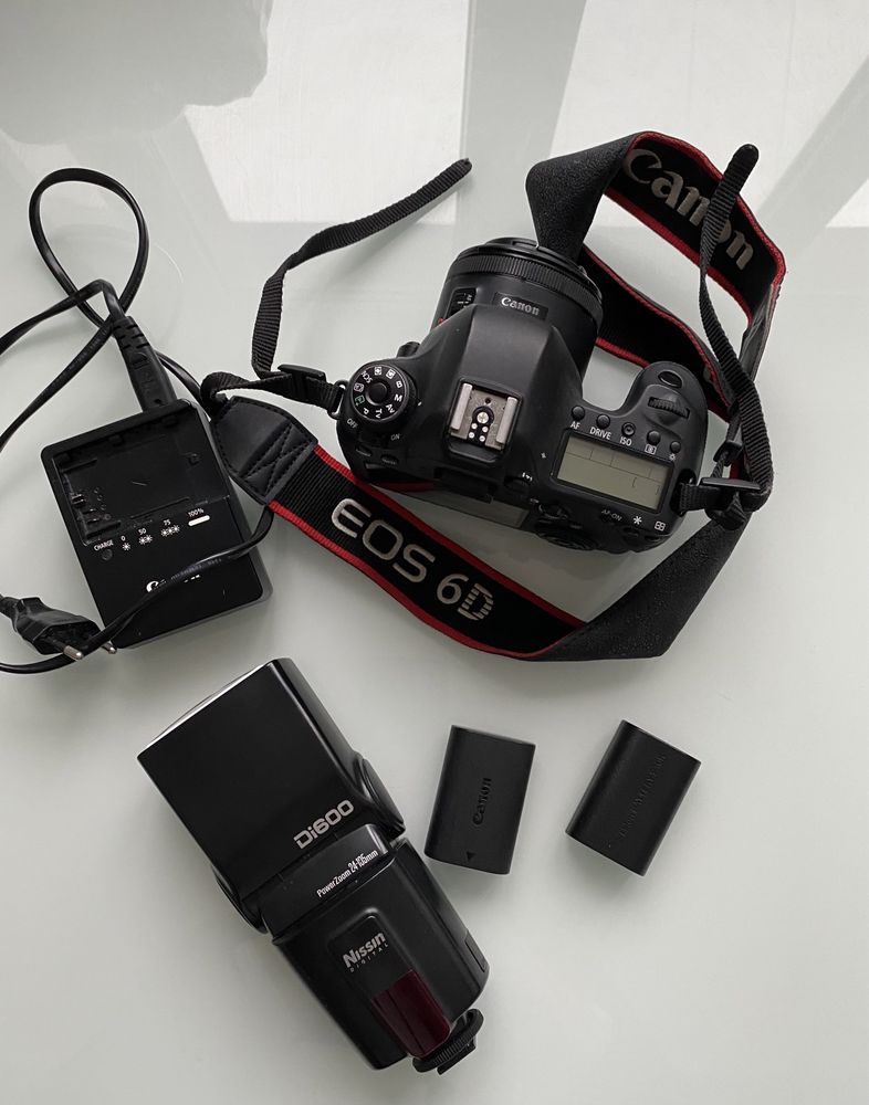 Продам фотокамеру Canon 6 D + 50 мм 1,8