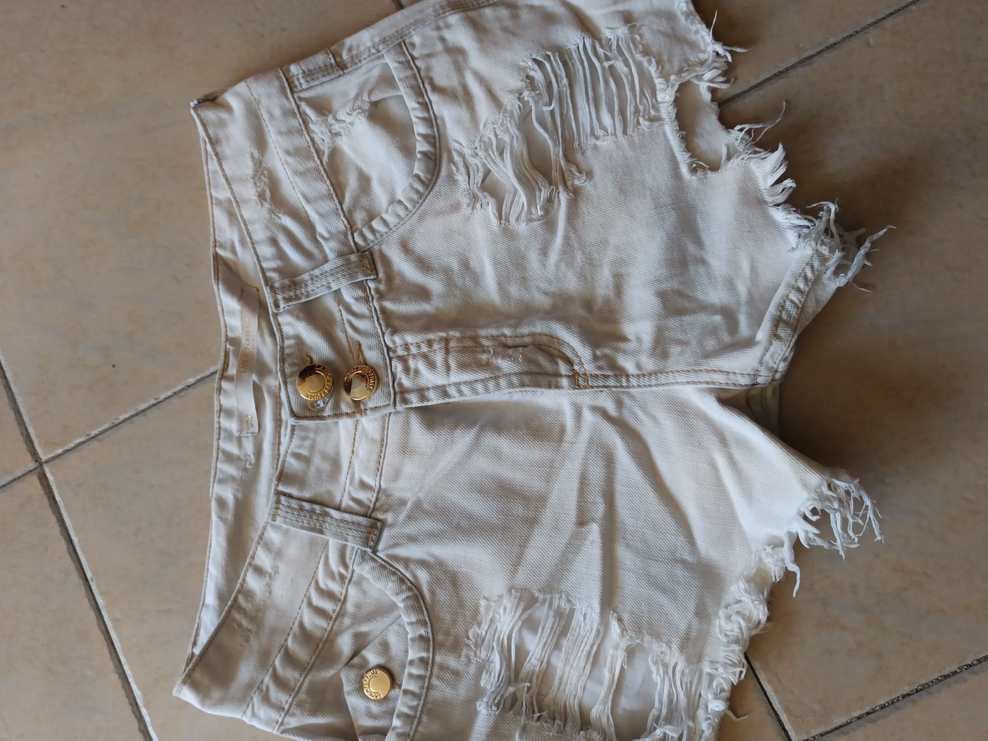 Roupas marca lança perfume 7 Euros cada