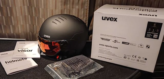NOWY Kask narciarski snowboardowy Uvex WANTED VISOR czarny mat 54-58cm