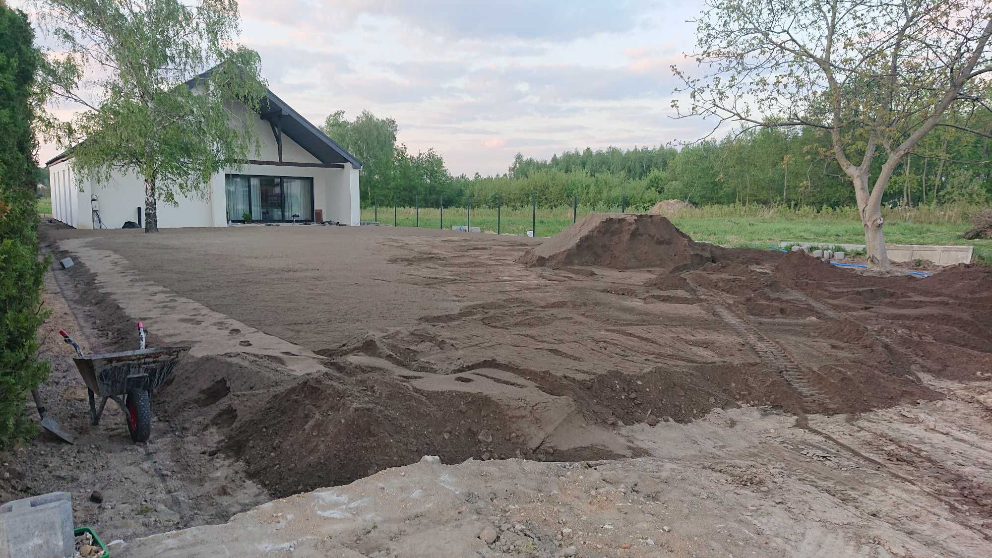 Zakładanie trawników , nawodnienie, montaż płotów panelowych