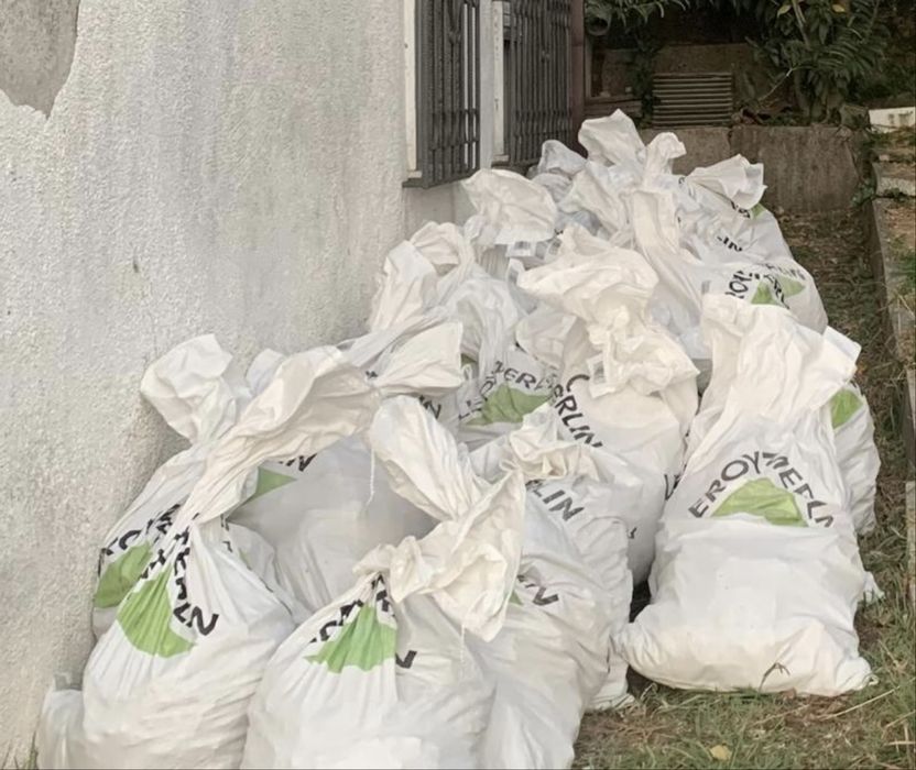 Recolha de entulho moveis e madeiras