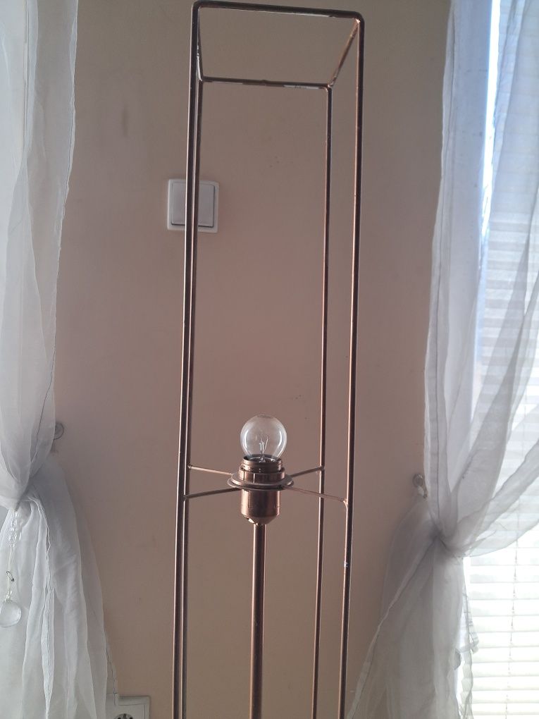 Lampa   stojąca .