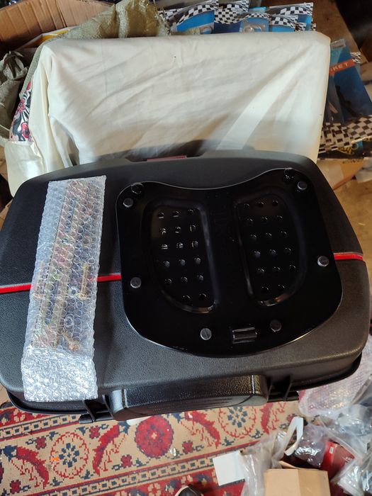 Кофр задній на мотоцикли 45 літрів.Якість  супер. Під два шолома.