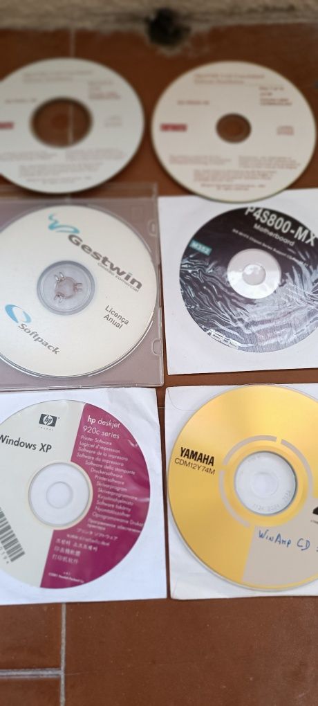 Vários CDs de softwares de programas e máquinas