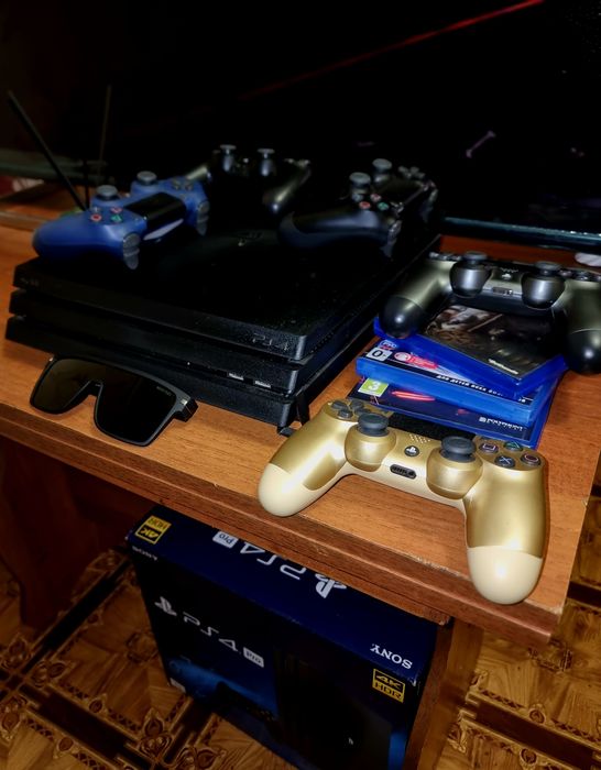 PS4 PRO 1 TB + 5 гейм пад+3 дис.