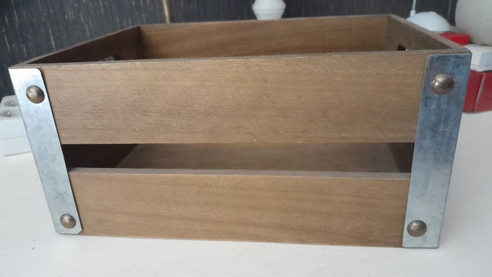 Caixa de arrumação com pegas de lado e tachas e tachas em madeira fina