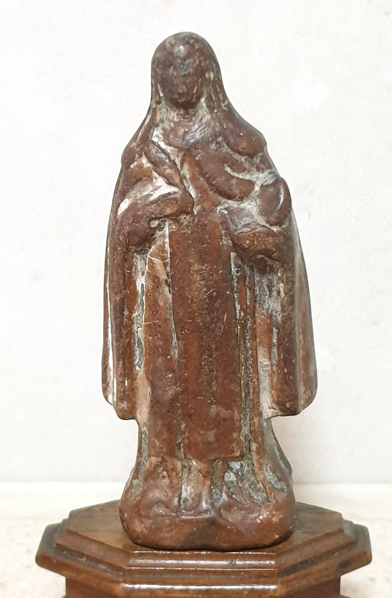 Pequena antiga escultura de Santa em cerâmica