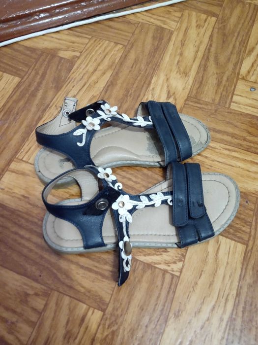 Обувь для девочки: босоножки кожаные-34 р,туфли-32 р.