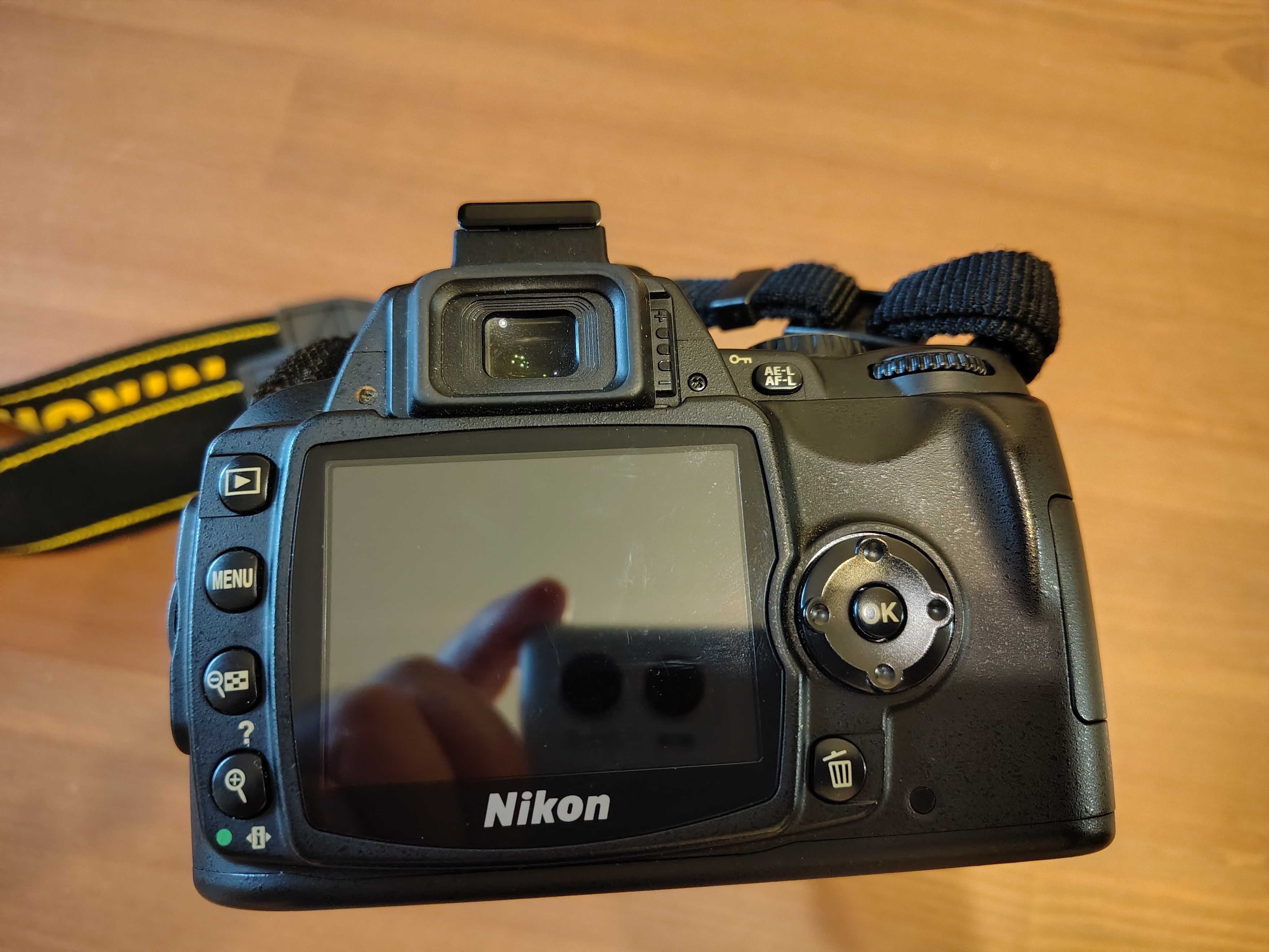 Nikon D-40 z obiektywem Nikkor 18-55 ED