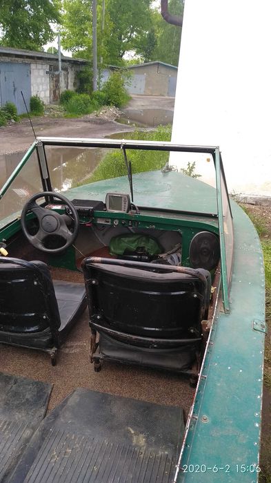 Моторный човен разом з лафетом