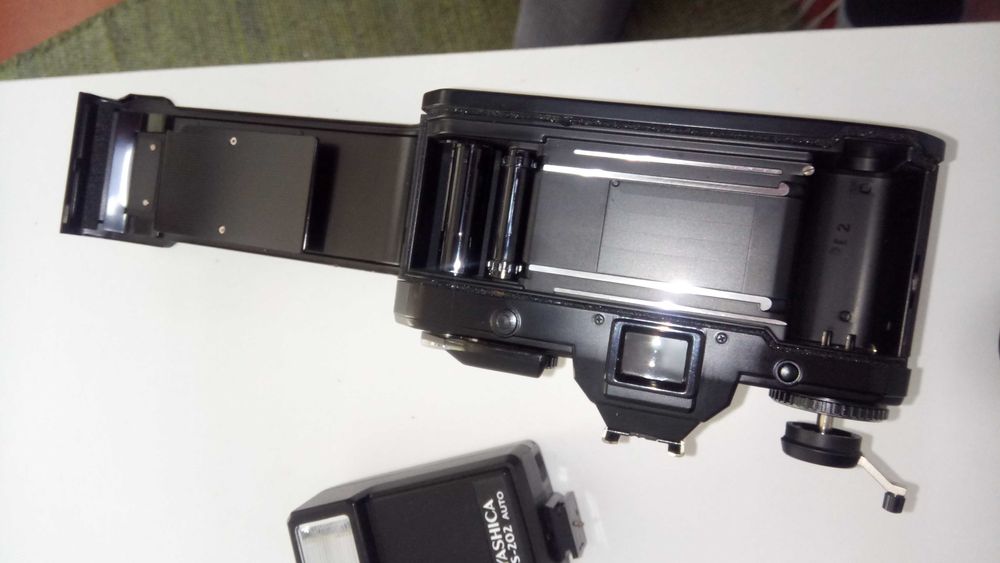 Máquina Fotográfica SLR YASHICA FX-D Quartz f 1:1.9 com Flash e Bolsa