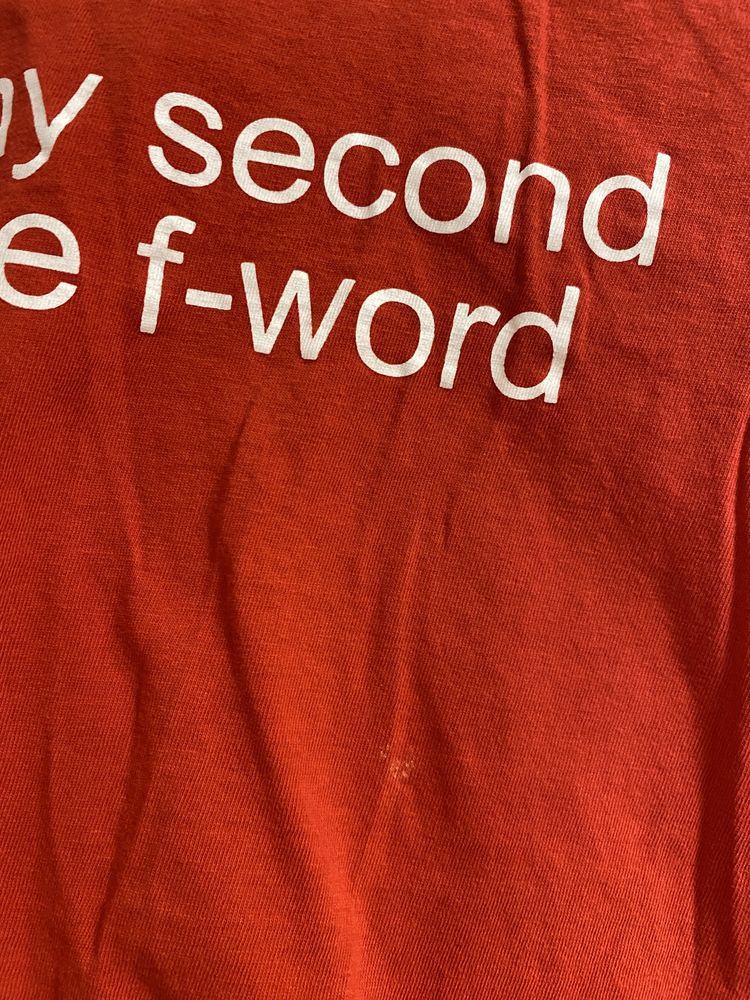 Czerwony t-shirt z napisem