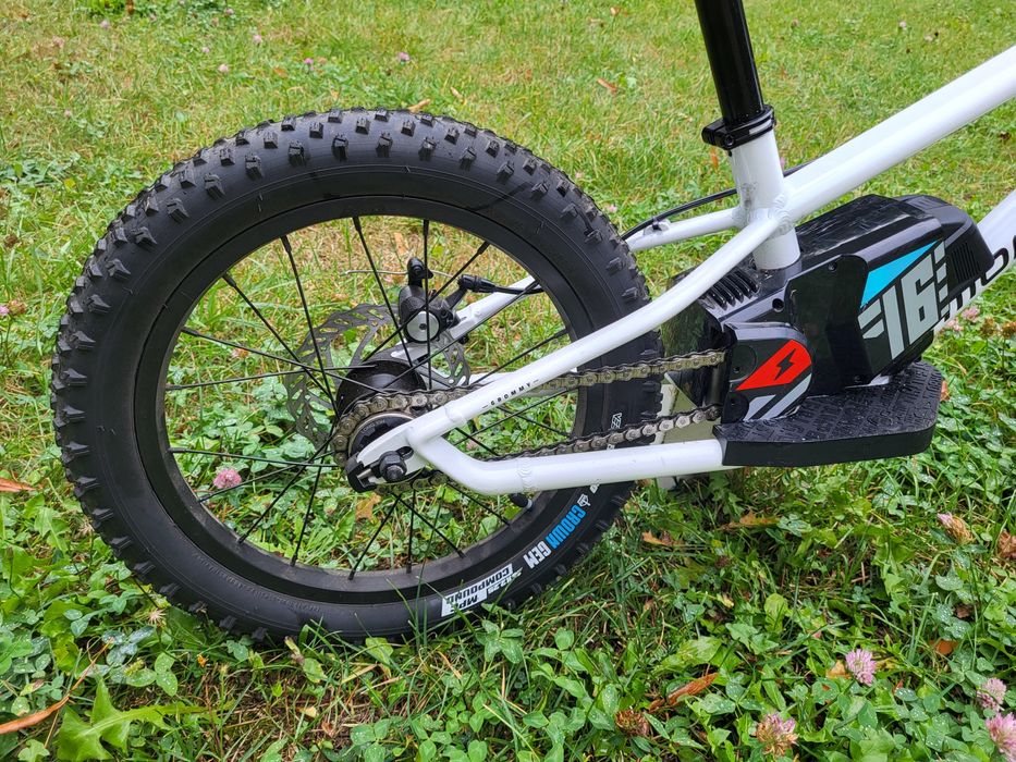 Elektryczny motorek Mondraker Grommy 16  8,5 kg - jak nowy! Dla dzieci
