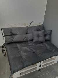 Sofa z palet z poduszkami