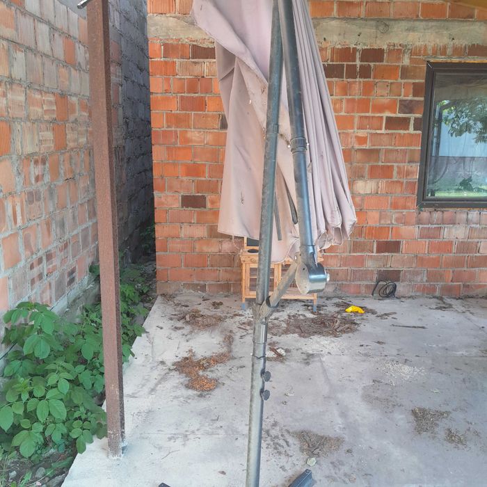 Parasol ogrodowy uszkodzony