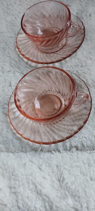 12 chávenas de café com os respetivos pires em vidro rosa