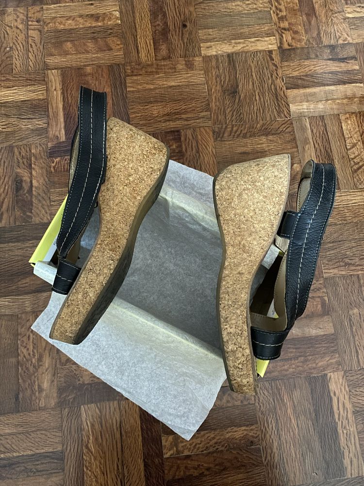 Sandalias pretas sola de cortiça