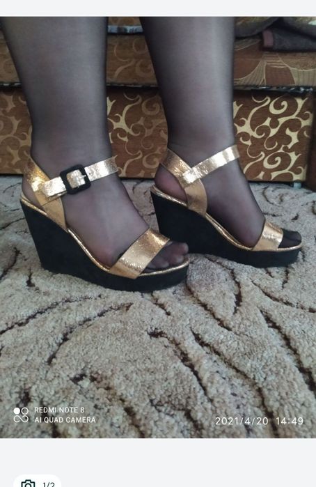 Босоніжки на платформі нові 39 р