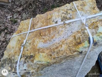 Bryły granitowe z minerałami