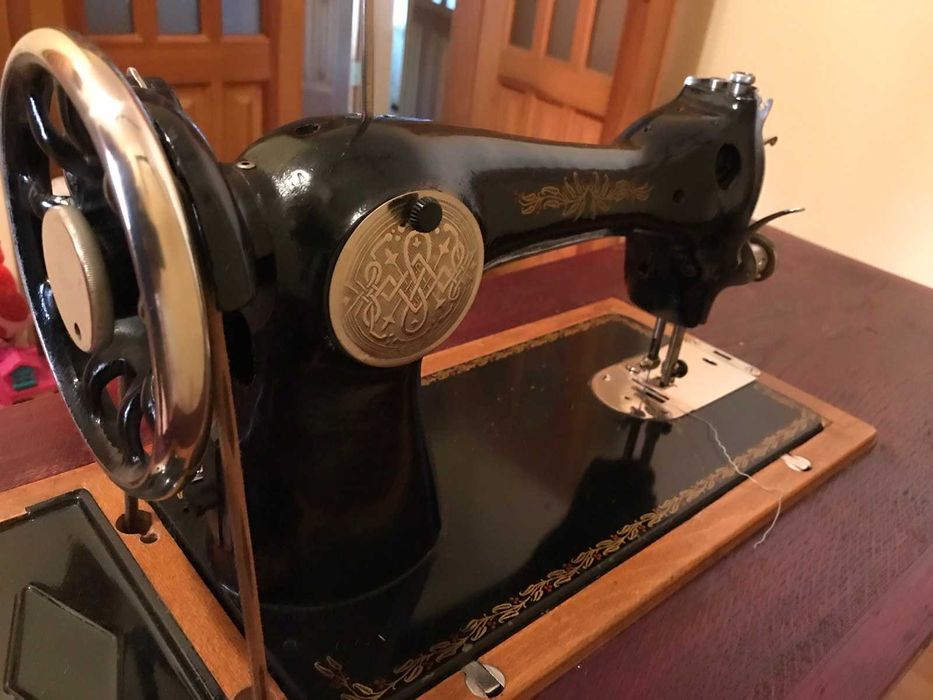 Швейная машинка Подольск ножная на станине