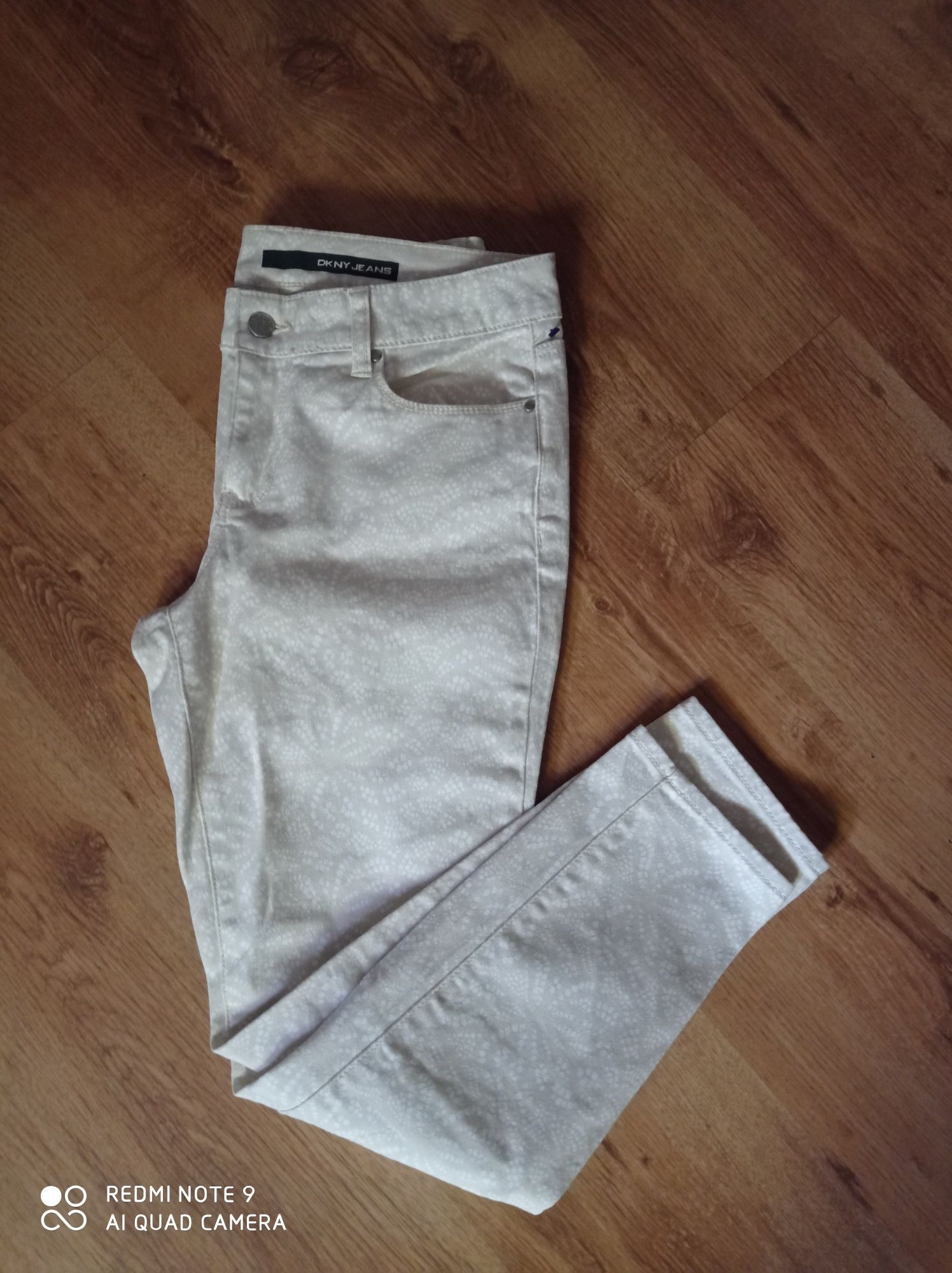 DKNY Jeans Spodnie damskie M pas 81 cm bezowe wzorki z USA stretch