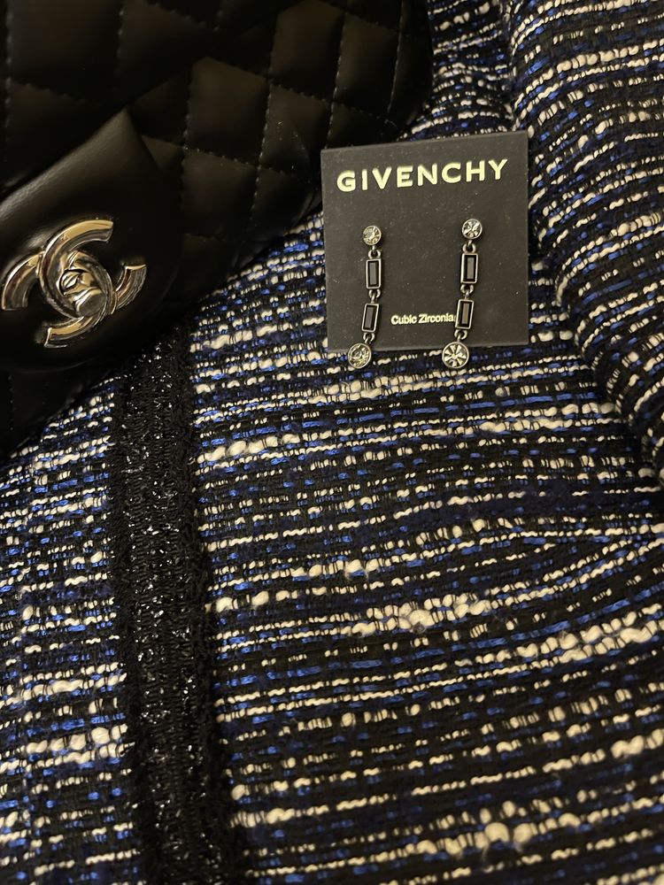 Givenchy сережки гвоздики