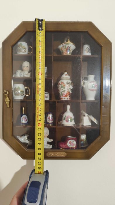 Expositor com miniaturas de loiças