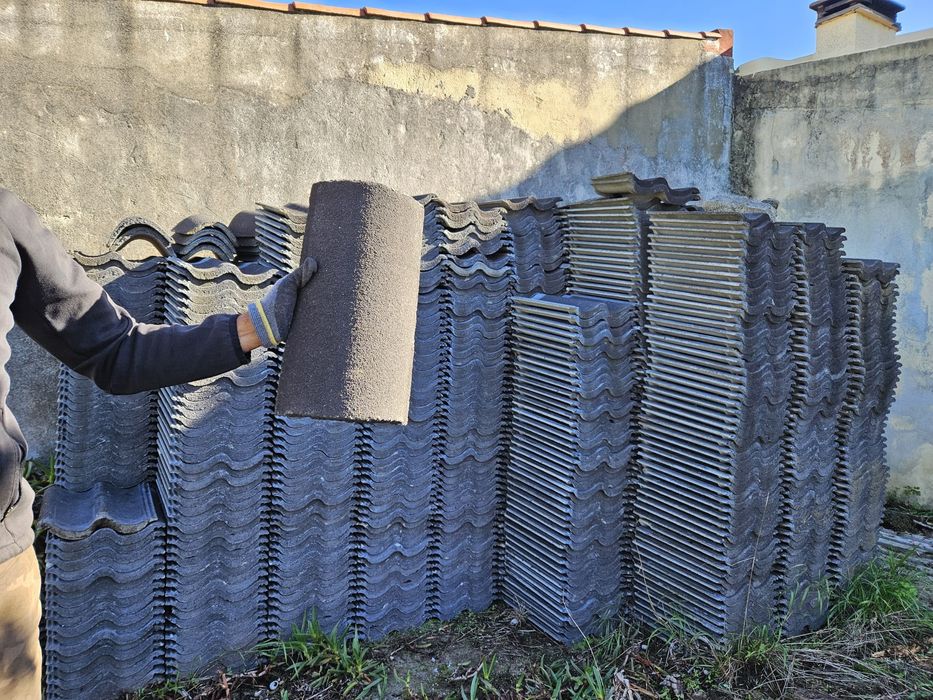 Lote 1.400 telhas de cimento onduladas/ cumeeiras, em excelente estado