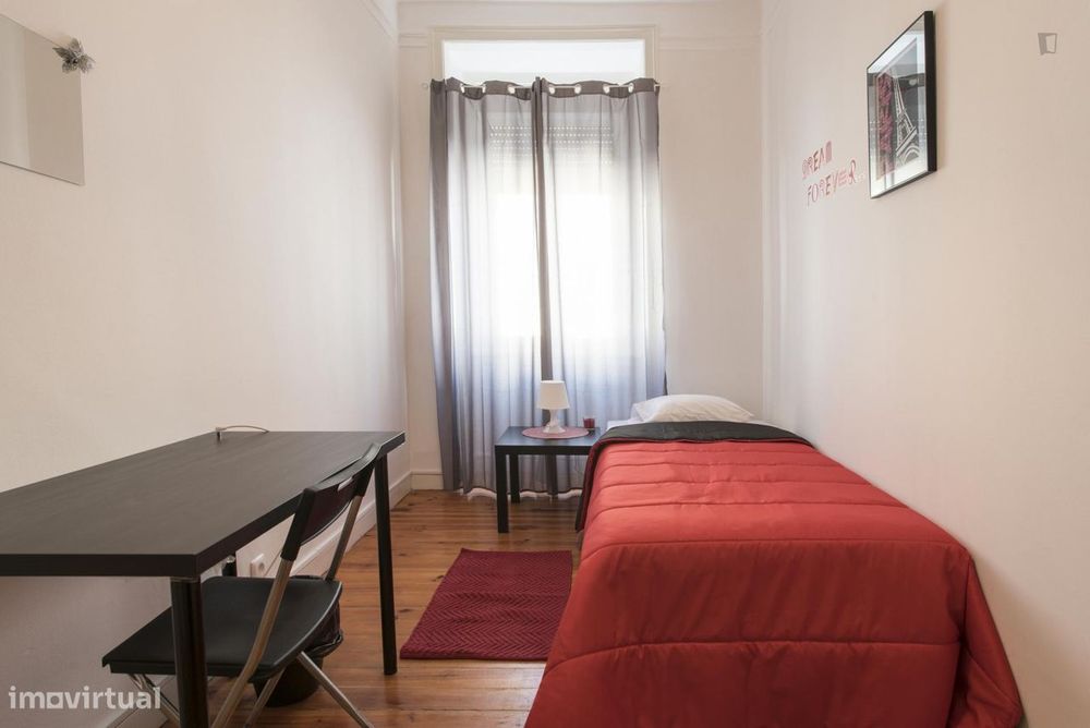 54646 - Quarto com cama de solteiro em...