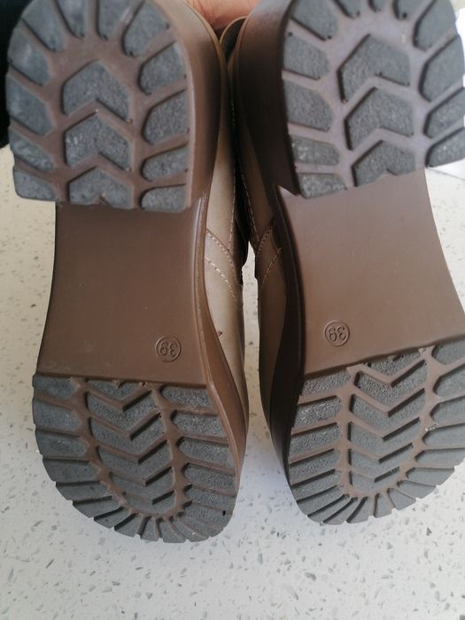 Botins com tacão camel 39