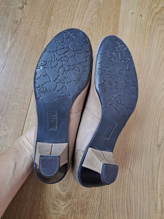 Світлі жіночі шкіряні туфлі на низькому каблуці