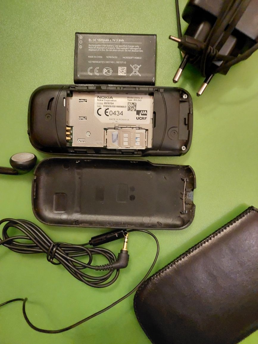 Nokia 2323c-2 рабочий с батареей, зарядкой, чехлом, гарнитурой