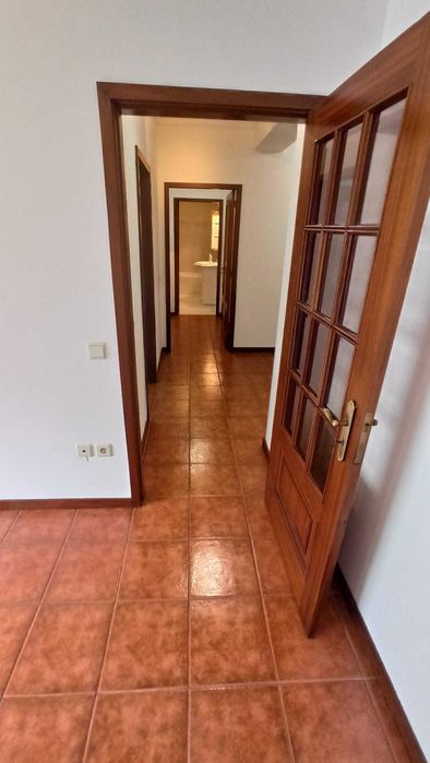 Alugo T1 com areas generosas e lugar de garagem no centro de Penafiel