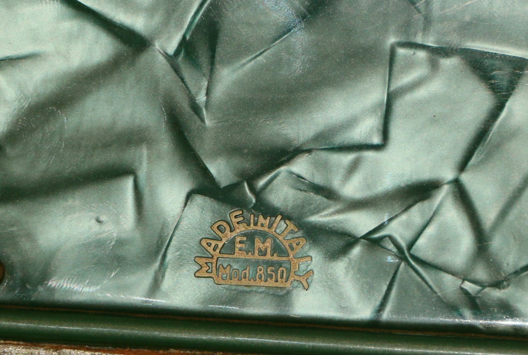 Akordeon włoski MARINUCCI 120 b
Model 850
Strona melodyczną 4 chóry, 7