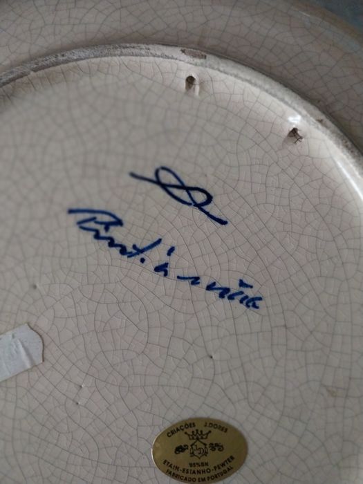 Prato decorativo em ceramica e estanho J. Dores