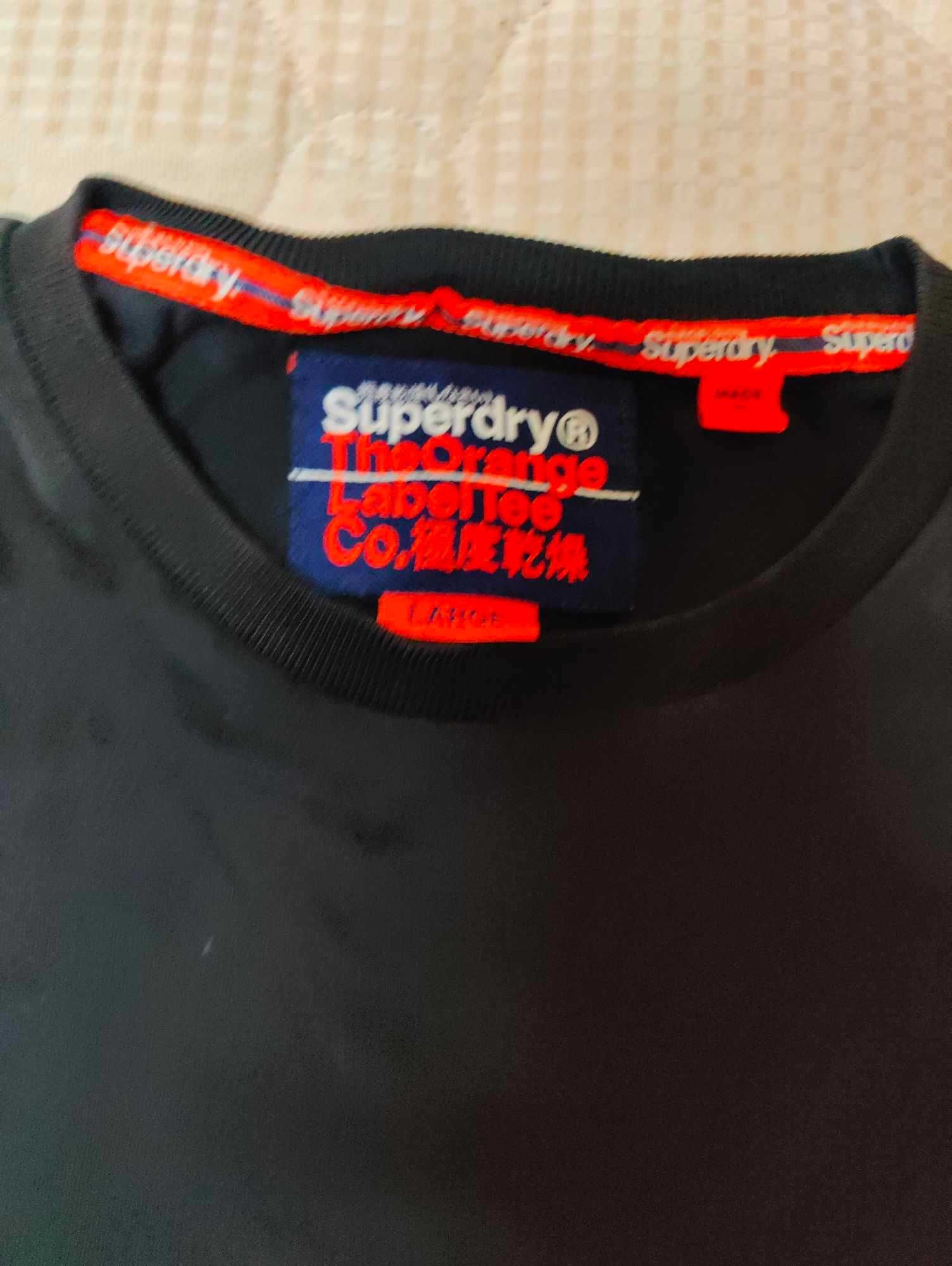 T-shirt Superdry pretal tam. L em muito bom estado