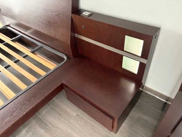 quarto completo com mesinhas de cabeceira e cómoda