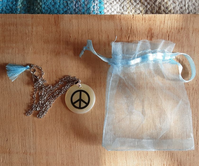 Colar com símbolo da paz