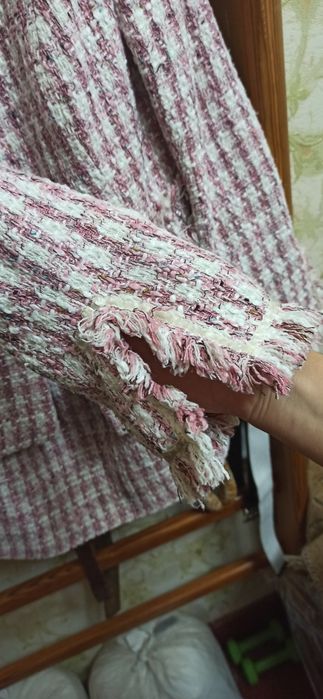 Костюм женский розово-белый, машинная вязка