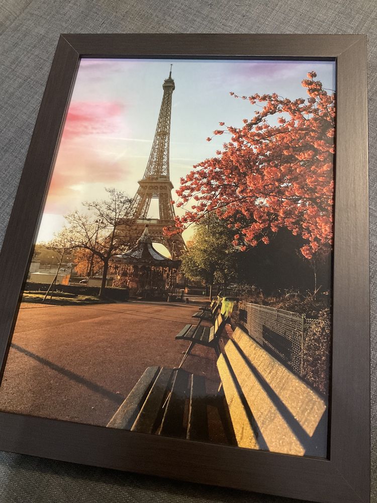 Obraz Paryż Wieża Eiffla w ciemnej ramce