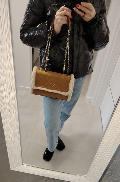 Torebka Guess w kolorze musztardowym