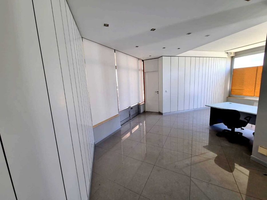 Loja / Escritório de 147 m² Arrendamento em Lagoa - Espaço Comercial