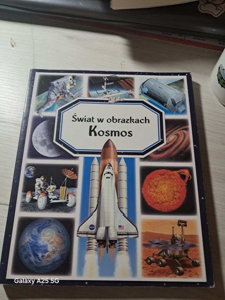 Książka ,,Kosmos" z serii ,,Świat w obrazkach"