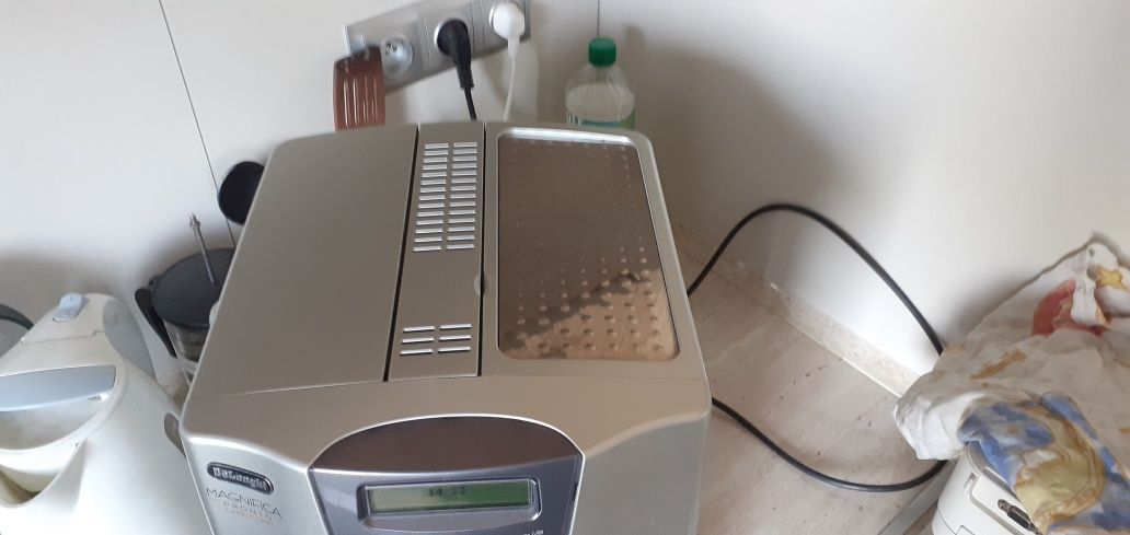 Ekspres do kawy DELONGI Magnifica typ esam 4500 moc1350 W