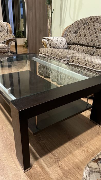 Скляний журнальний столик із масиву дерева (венге), в чудовому стані