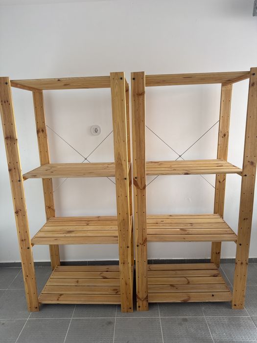 Prateleiras de madeira