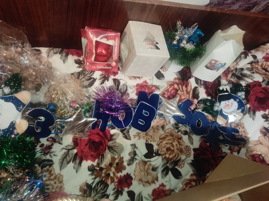 Продам лот іграшок новорічних б/у. 250гр.