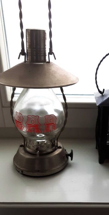 Stara butelka w kształcie lampy naftowej.